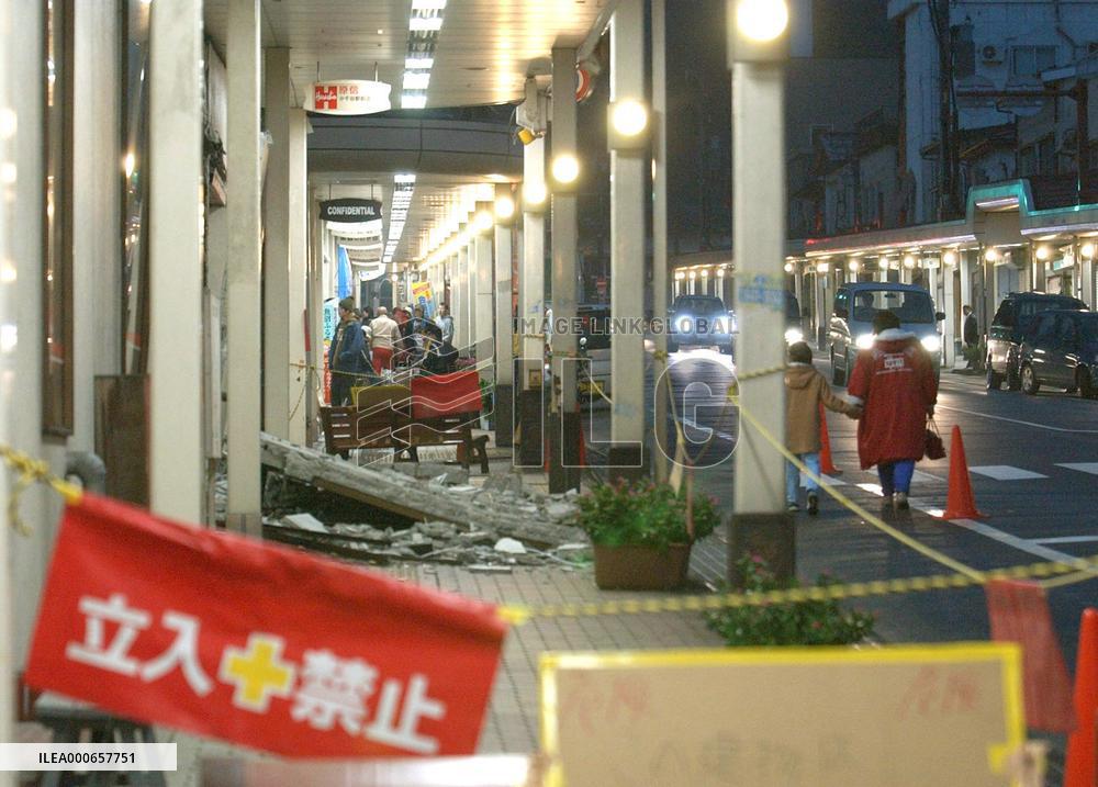 (13)Niigata quake victims weary, worried of more damage