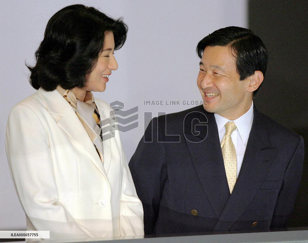 Royal couple visit Nara