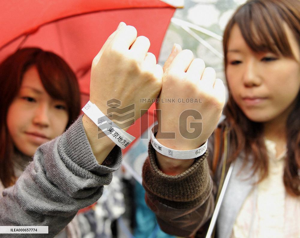6,600 people line up for Sakai's trial
