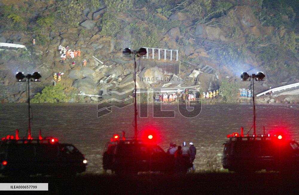 (12)2-yr-old boy rescued, mother taken out, 4 days after earthqu