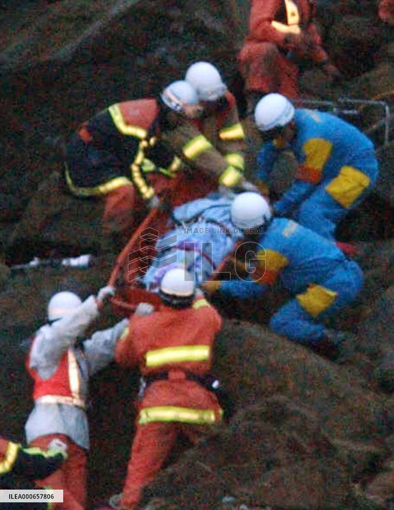 (7)2-yr-old boy rescued, mother taken out, 4 days after earthqua