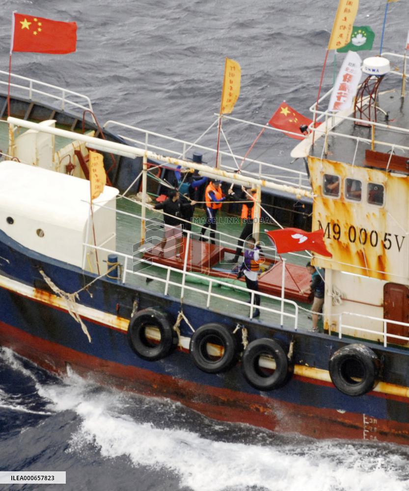 H.K. activists' boat turns around to move away from isles