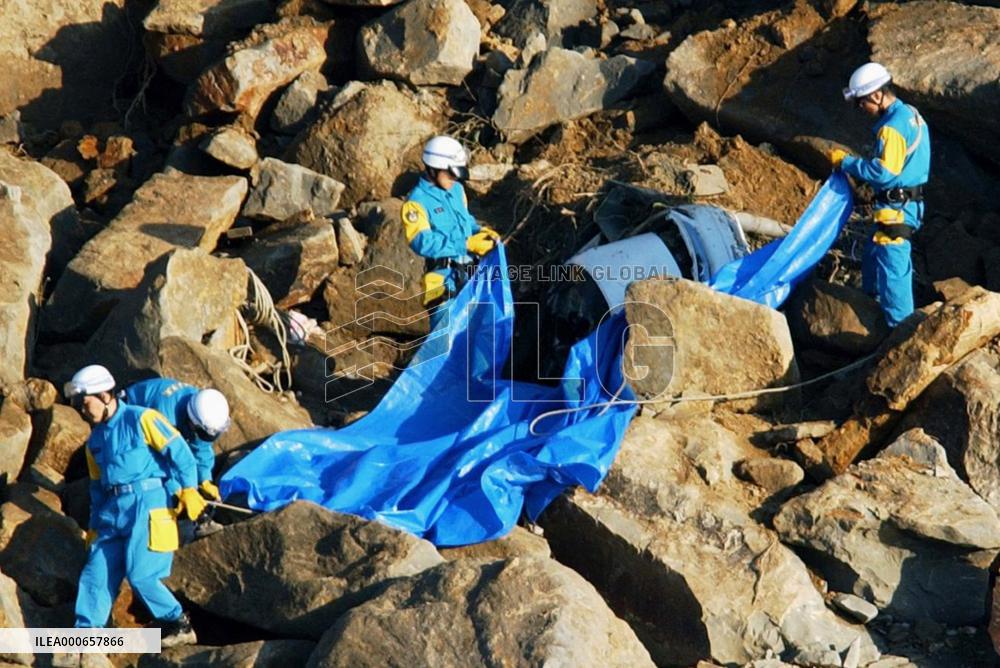 (2) Girl buried in Niigata quake found dead, death toll rises to