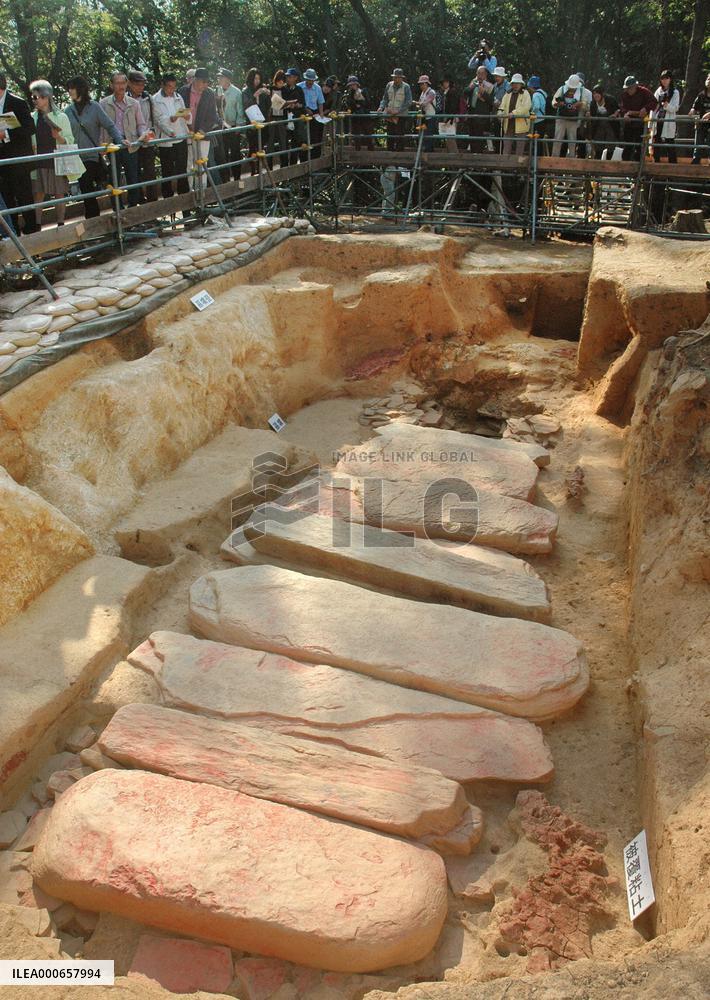 Stone chamber of ancient tomb unveiled to viewers