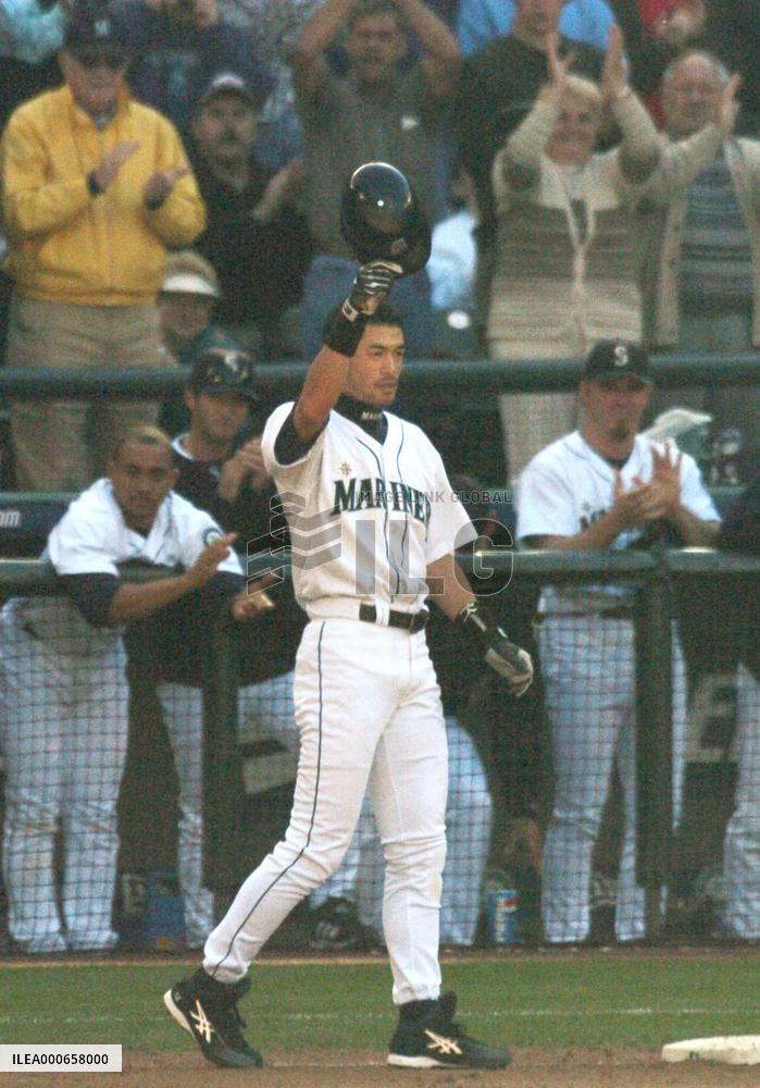 (2)Ichiro finishes season with MLB record 262 hits