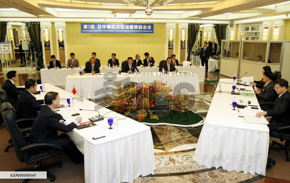 Japan, China, S. Korea hold disaster prevention talks
