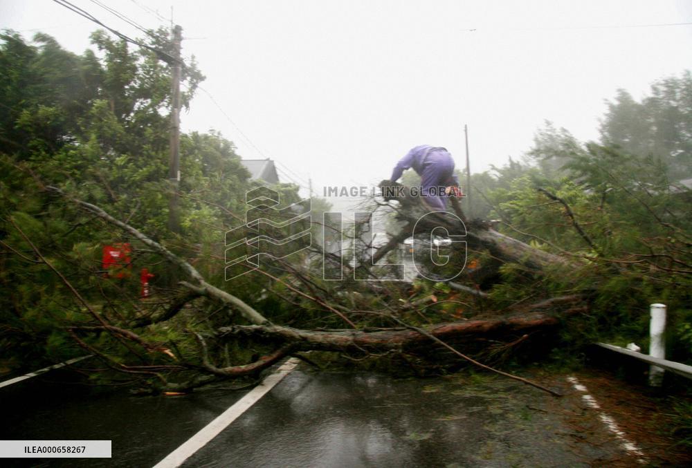 Typhoon moving closer toward Japan's mainland