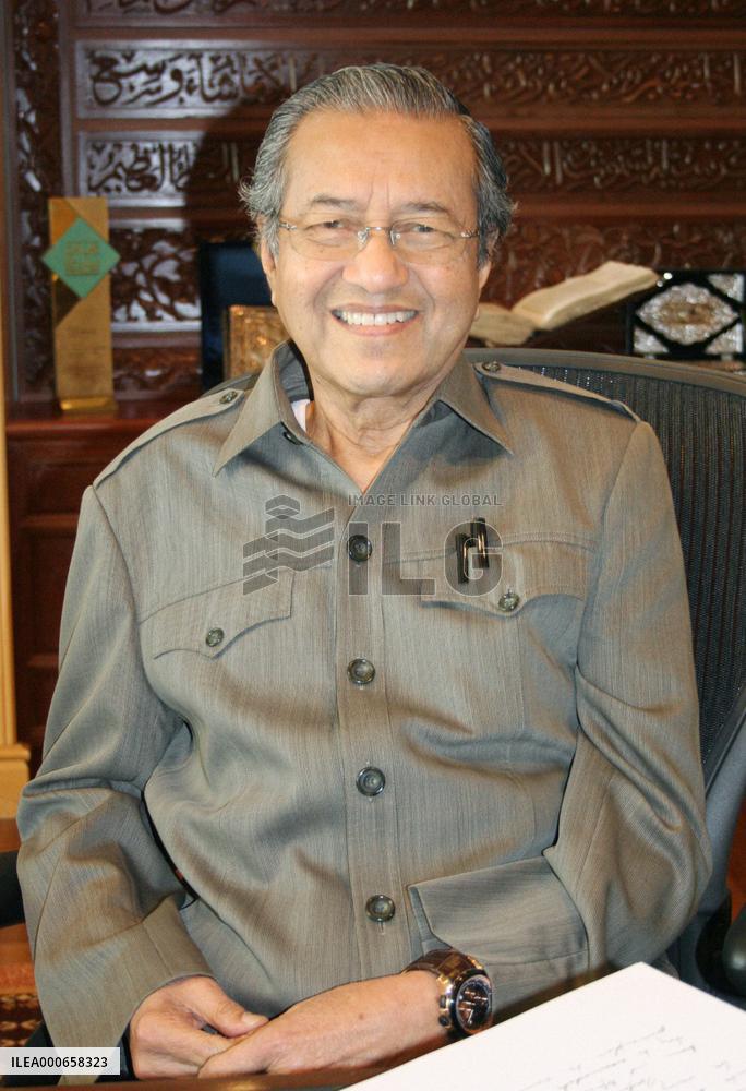 Cool ties with U.S., focus on Asia, Mahathir tells Hatoyama