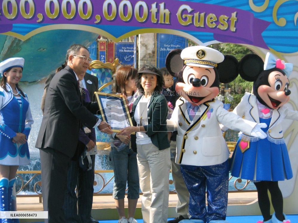 No. of visitors to Tokyo Disneyland, DisneySea hits 400 million