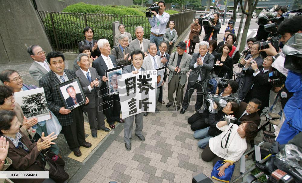 Refusal to pay benefits to overseas 'hibakusha' declared illegal