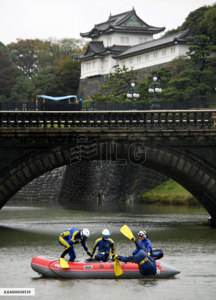 Police check around Imperial Palace ahead of Obama visit
