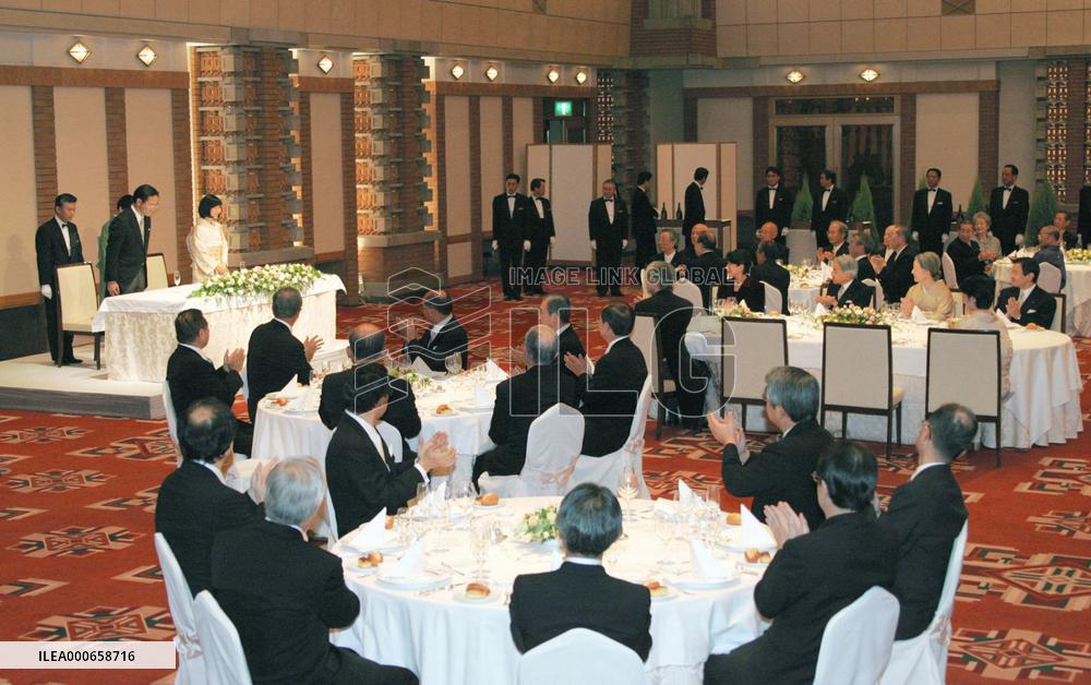 Princess Sayako marries commoner, leaves royal family