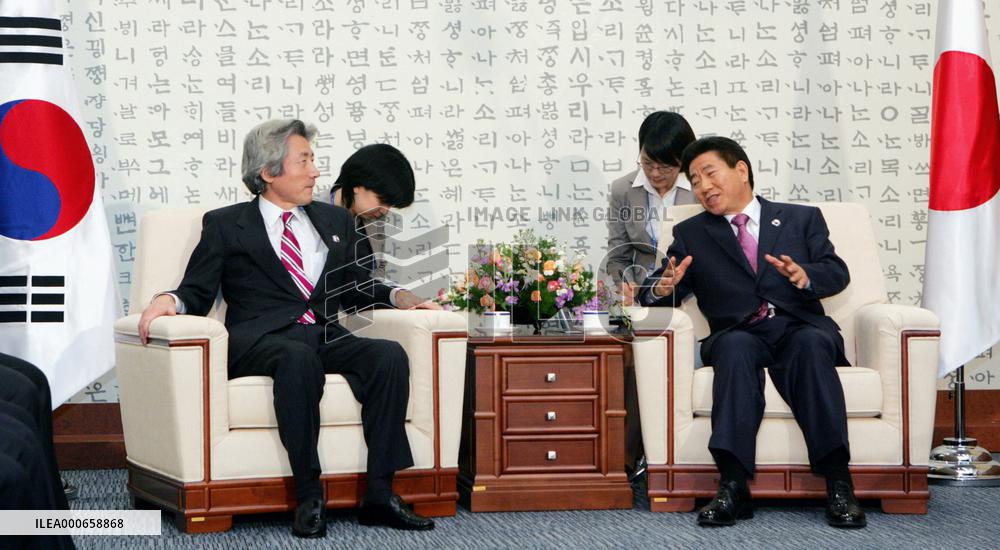 Koizumi, Roh agree on importance of resolving N. Korea nuke issu