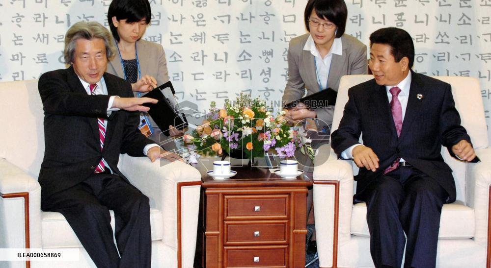 Koizumi, Roh agree on importance of resolving N. Korea nuke issu