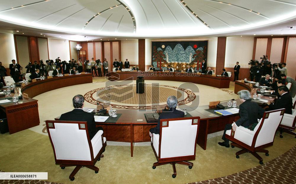 APEC leaders start two-day summit