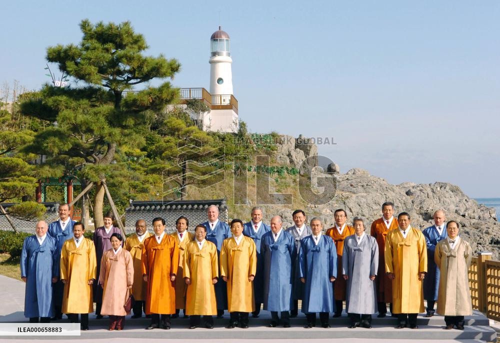 APEC leaders stand firm against bird flu, strongly push WTO