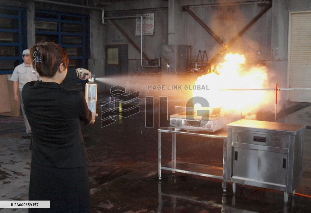 Extinguisher featuring vinegar, food materials debuts