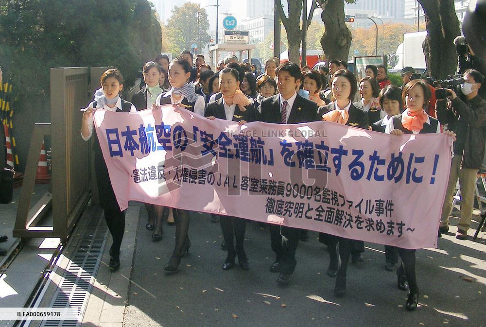 JAL cabin attendants file damages suit