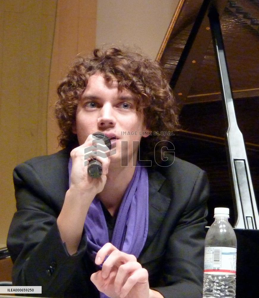 Pianist Schlime promotes next year's Japan tour