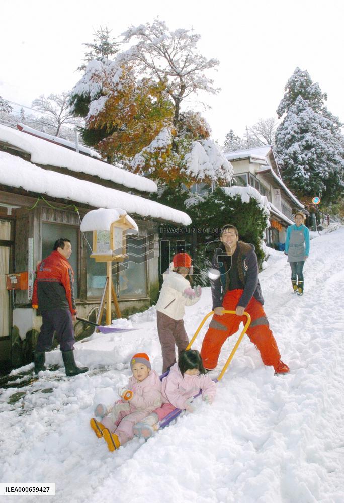 Season's 1st snow observed in town