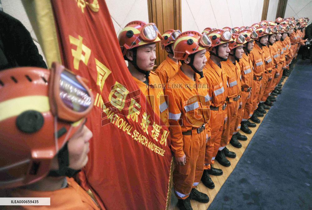 Chinese rescuers head to quake-hit Haiti