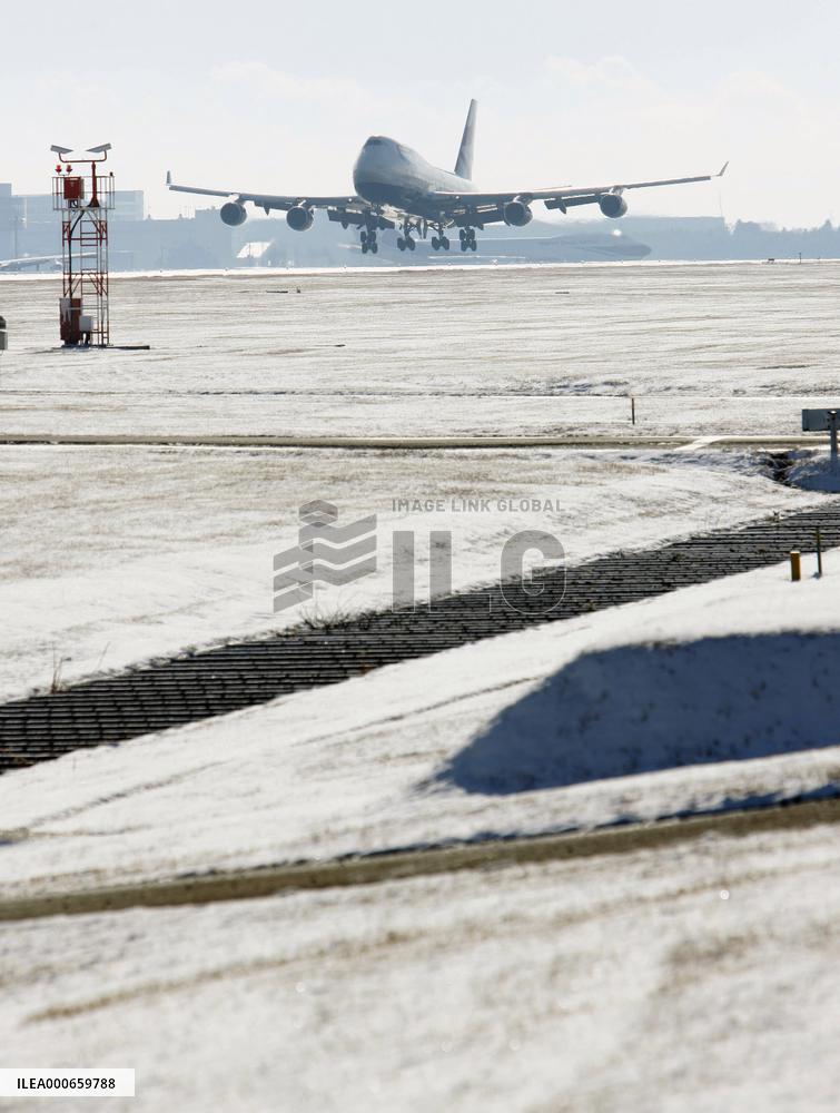 Narita runway covered by snow after 1st snowfall of the season