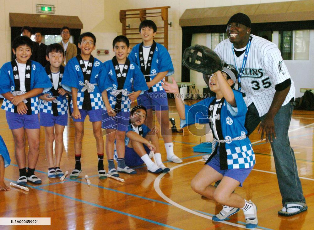 (1)Major leaguers spend time with kids