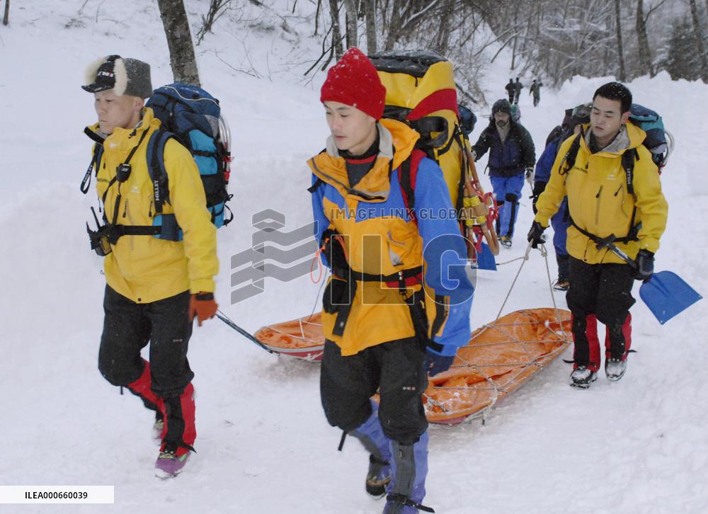 Police recover bodies of 4 men hit by avalanche in Gifu