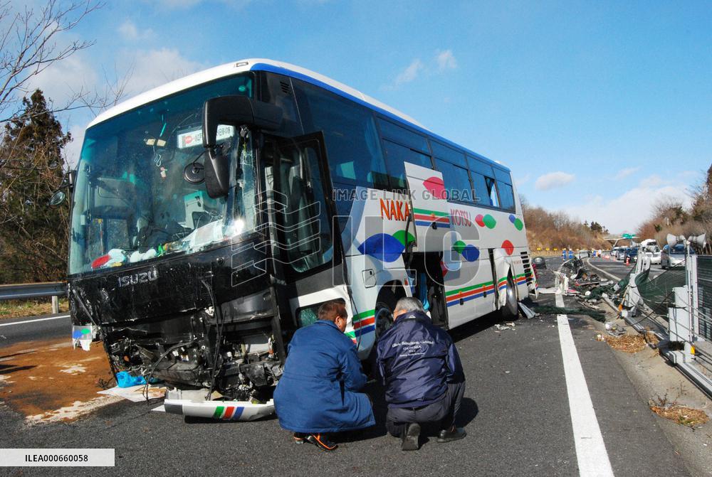 39 people injured in sightseeing bus accident in Gunma