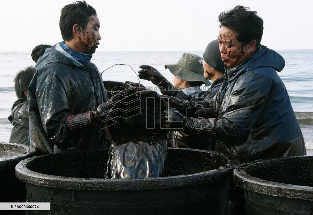 S. Koreans remove spilled oil