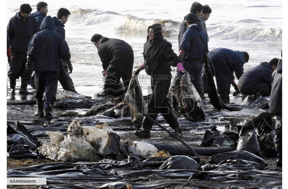 S. Koreans remove spilled oil