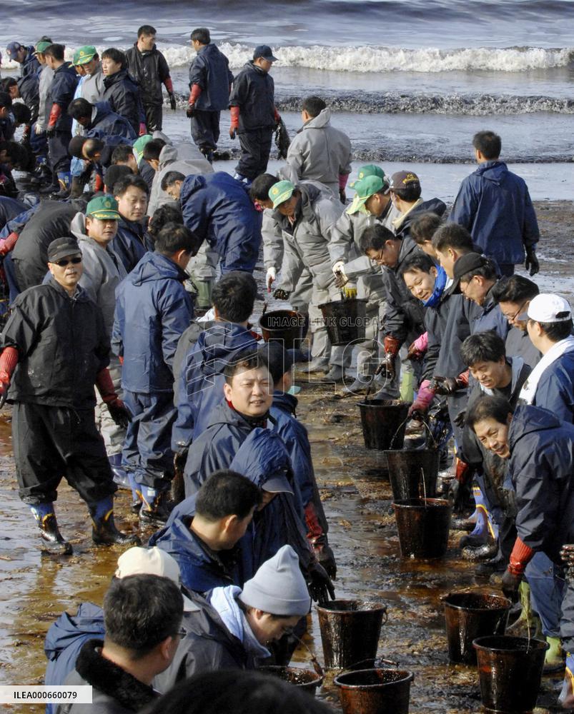 S. Koreans remove spilled oil