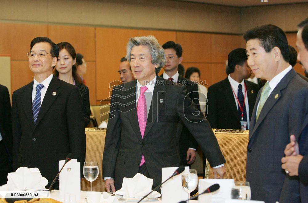 ASEAN-plus-3 pledge to play main role in community-building