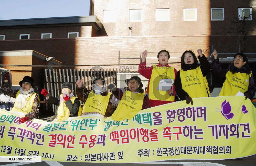 South Koreans urge Japan to apologize over 'sex slave' issue