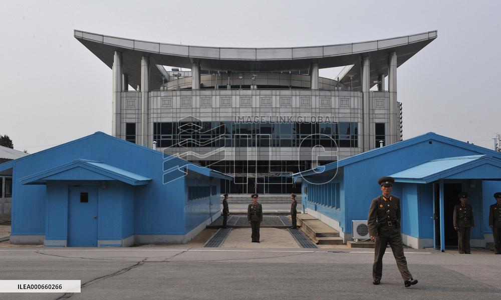 N. Korean soldiers at Panmunjeom