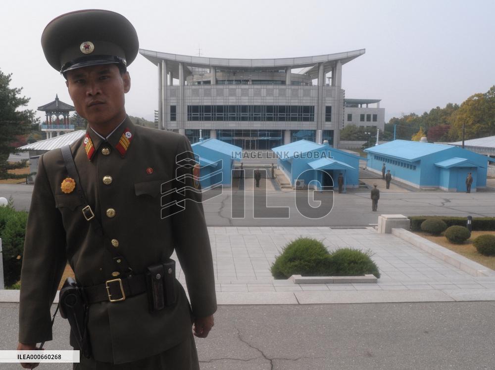 N. Korean soldiers at Panmunjeom