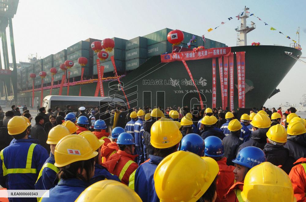 China, Taiwan start direct air, shipping, postal services