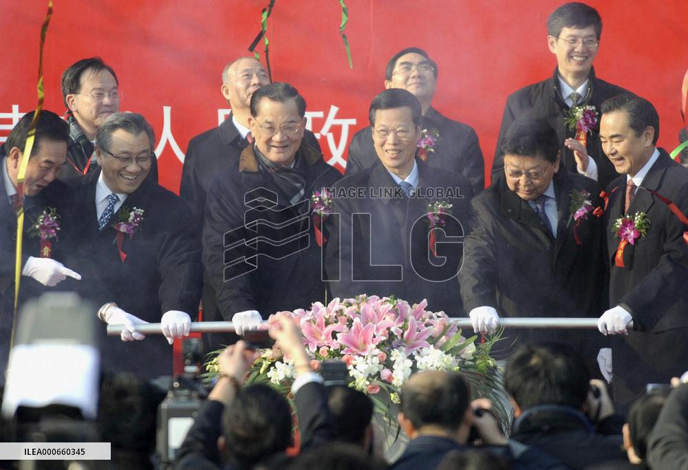 China, Taiwan start direct air, shipping, postal services