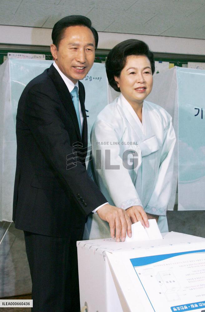 Lee Myung Bak, wife cast ballots in S. Korea presidential poll