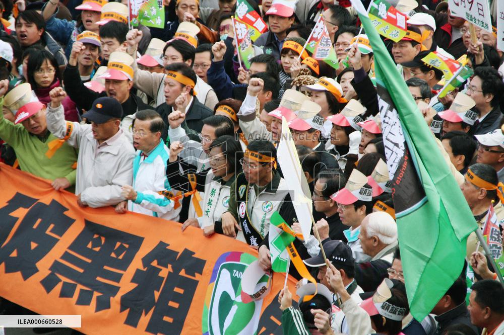 Taiwan protesters take to streets ahead of talks with China