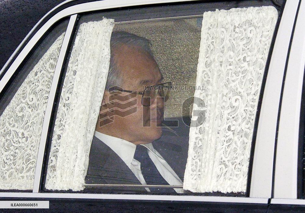 (2) China conveys 'strong dissatisfaction' to Japan over Lee vis