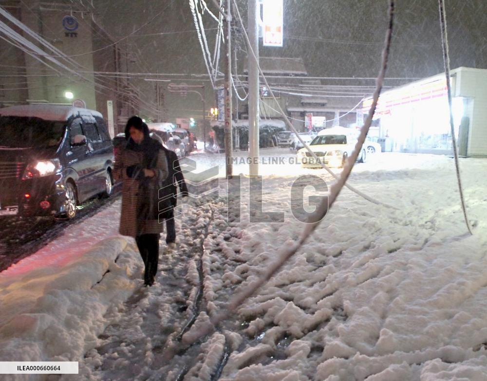 Heavy snowfall hits southwestern Japan