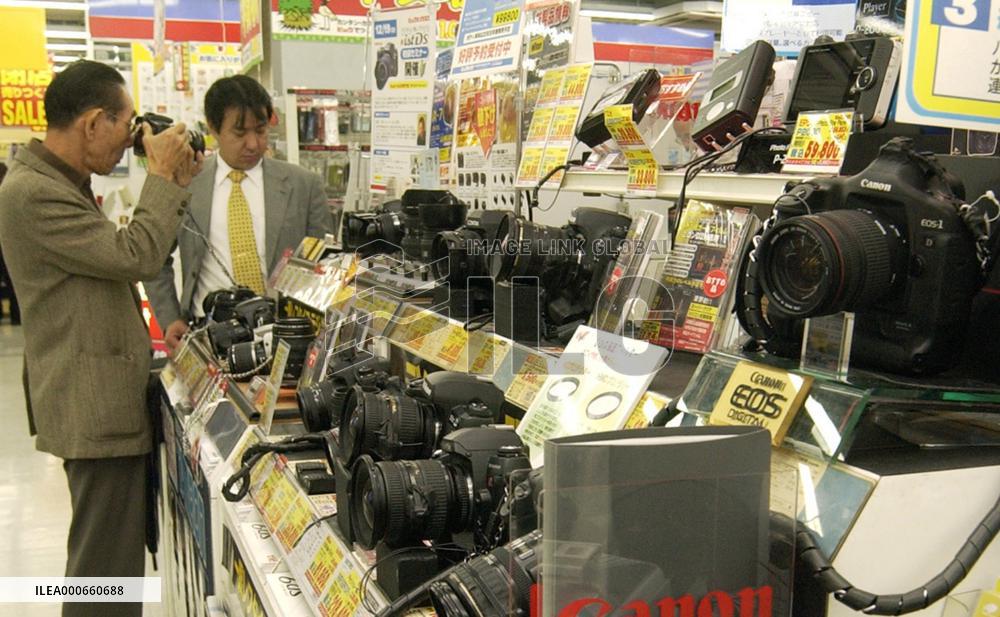 Camera makers out to boost sales of digital SRL models