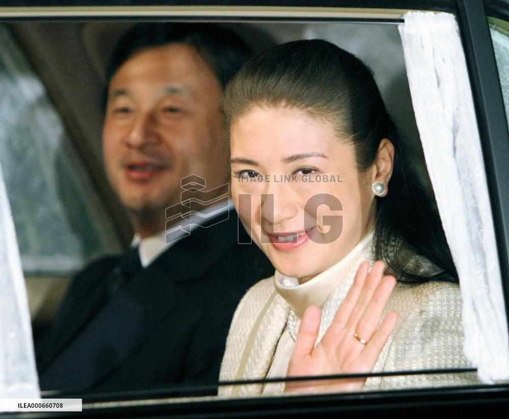 Emperor Akihito greets public on 75th birthday