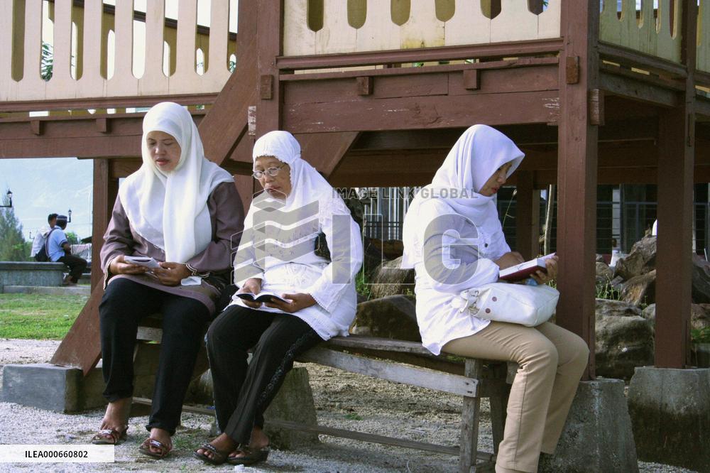 People flock to Aceh 'ground zero' to mark tsunami anniversary