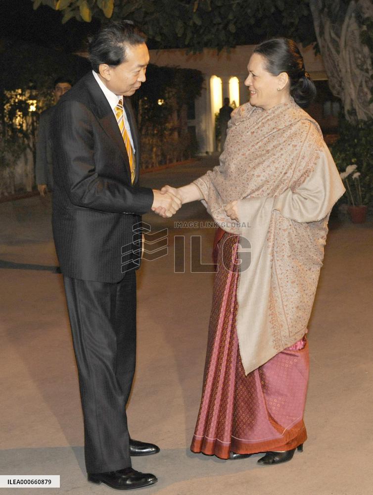 Hatoyama talks with India's Congress Party chief Gandhi