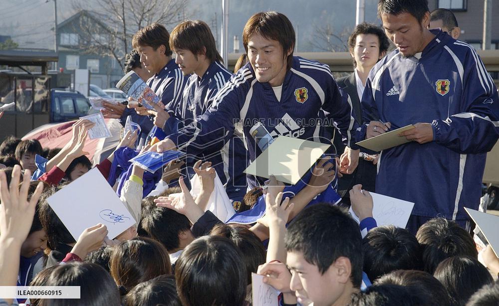 (4)Zico's men in Niigata to pep up quake victims