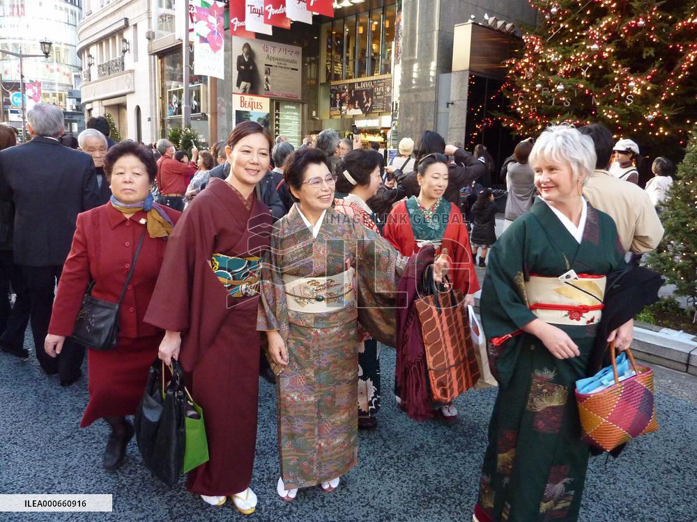 Love for kimono still brings young, old to Ginza after 10 yrs