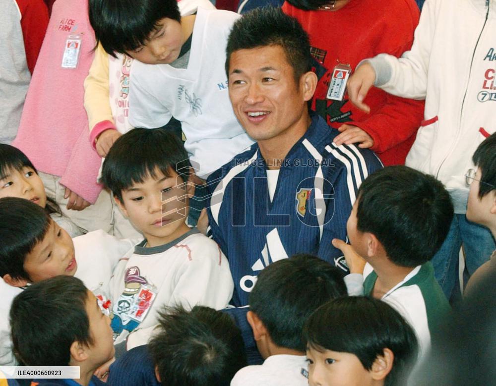 (2)Zico's men in Niigata to pep up quake victims