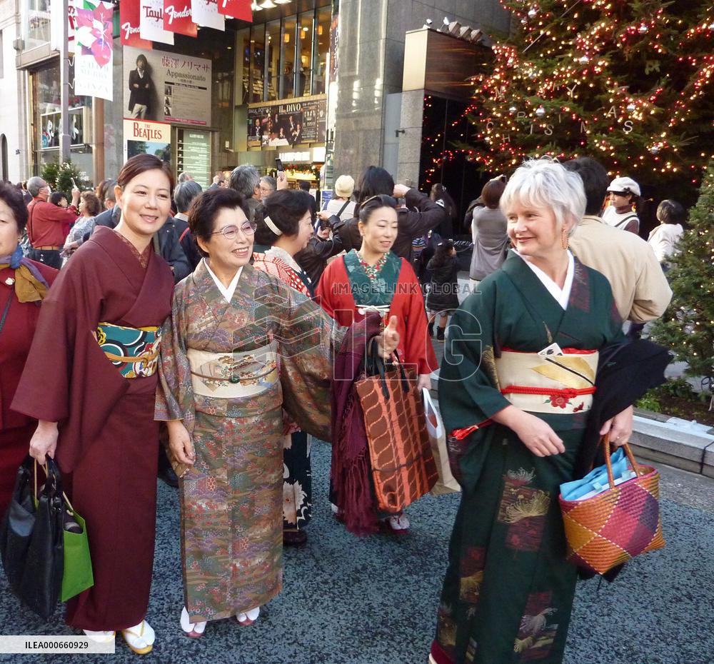 Love for kimono still brings young, old to Ginza after 10 yrs